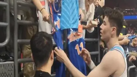 霍勒迪半场爆发，投篮9中6得16分，三分线外5中4高效助力球队